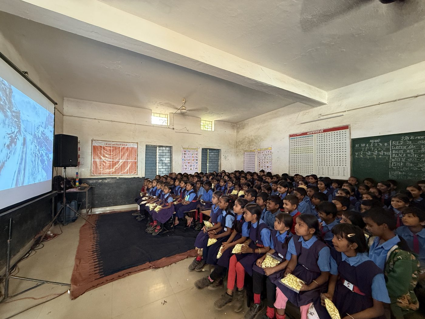 Children celebrating together at a Sneh event